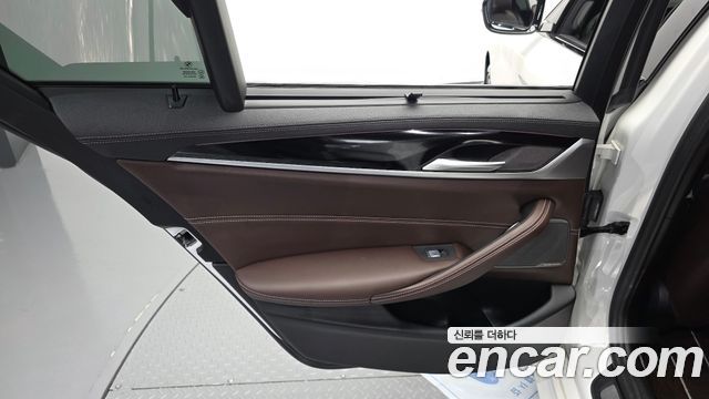 BMW 5-Series 2023 — photo 15