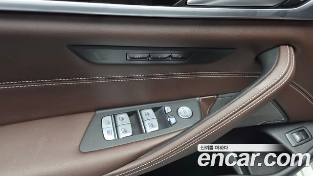 BMW 5-Series 2023 — photo 32