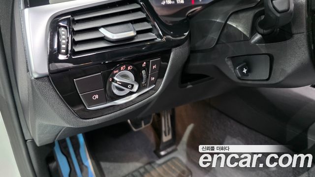BMW 5-Series 2021 — photo 18