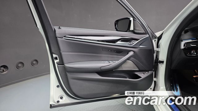 BMW 5-Series 2021 — photo 14