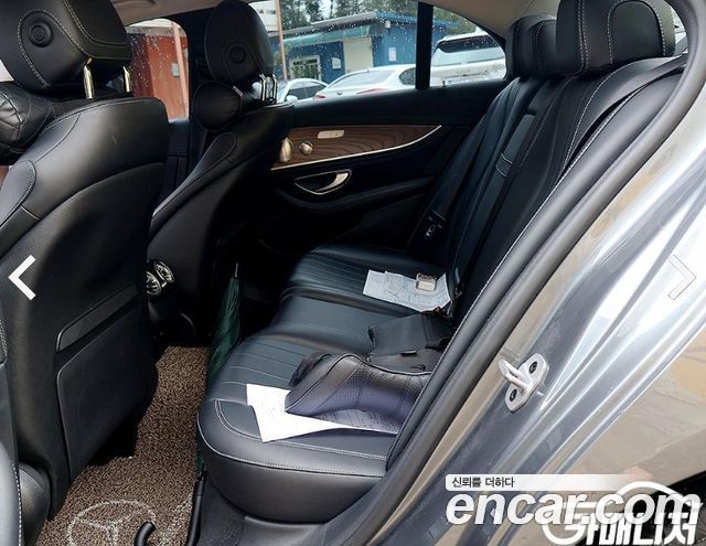 Mercedes-Benz E-Class 2019 — photo 12