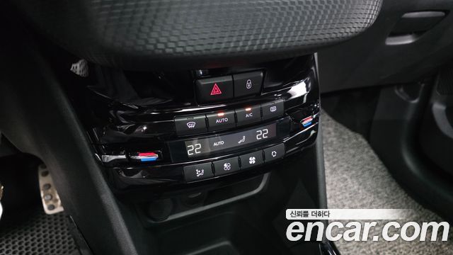 Peugeot 2008 2015 — photo 16