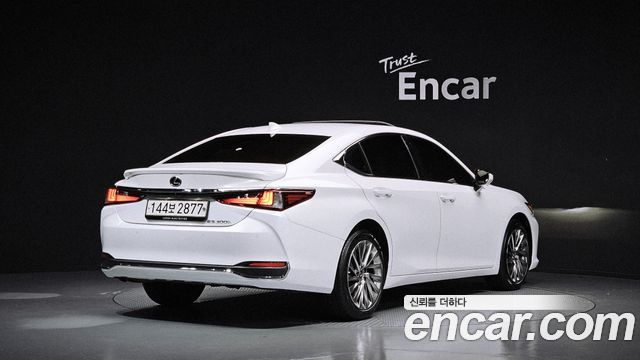 Lexus ES 2023 — photo 2