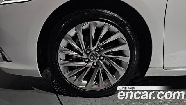 Lexus ES 2023 — photo 5