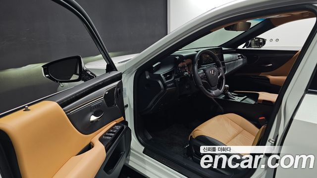 Lexus ES 2023 — photo 13