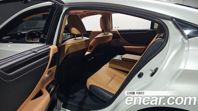 Lexus ES 2023 — photo 17