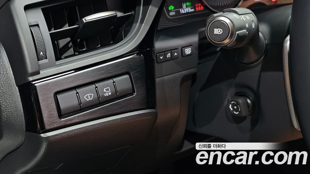 Lexus ES 2023 — photo 25