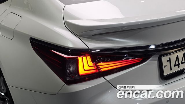 Lexus ES 2023 — photo 9