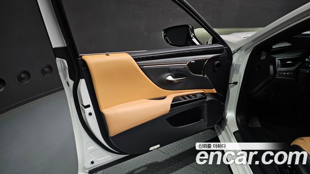 Lexus ES 2023 — photo 14