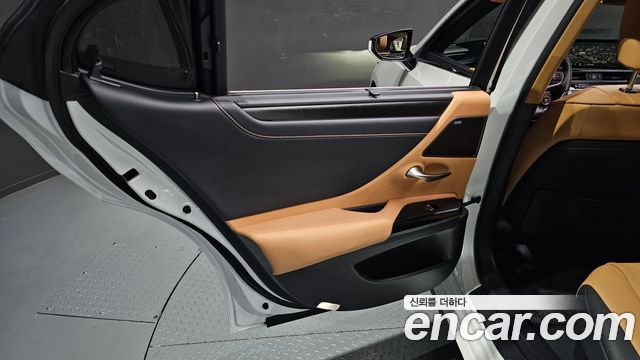 Lexus ES 2023 — photo 15