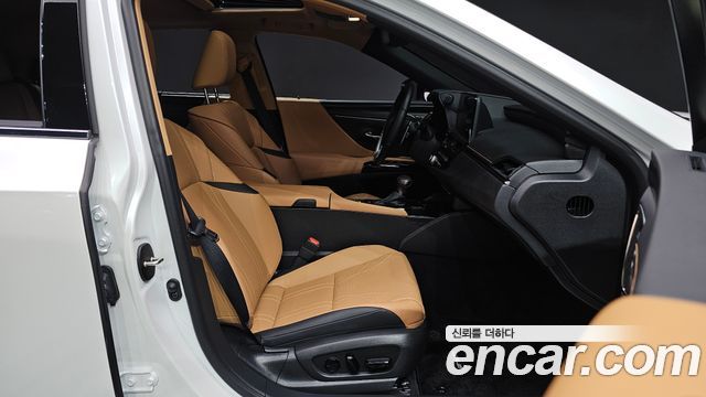 Lexus ES 2023 — photo 16