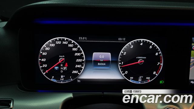 Mercedes-Benz E-Class 2019 — photo 11