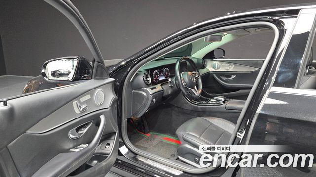Mercedes-Benz E-Class 2019 — photo 13