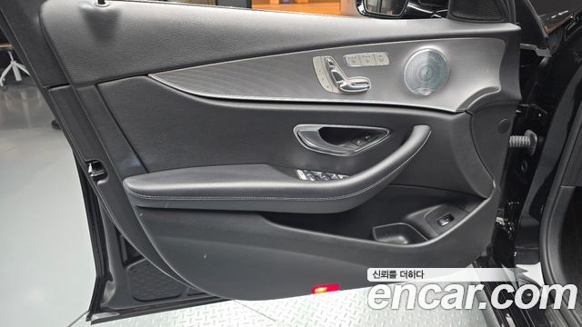 Mercedes-Benz E-Class 2019 — photo 14