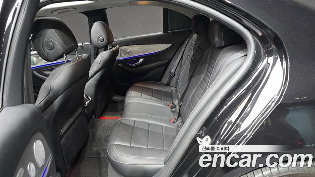 Mercedes-Benz E-Class 2019 — photo 16