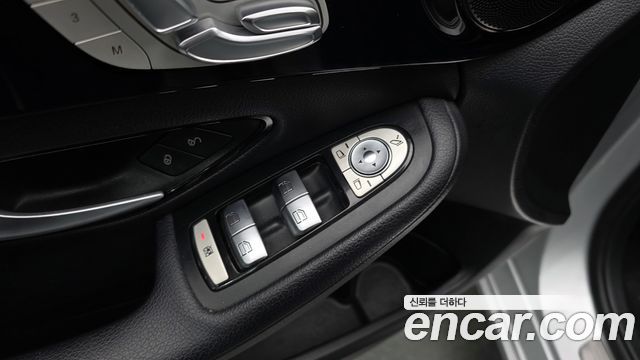 Mercedes-Benz C-Class 2018 — photo 18
