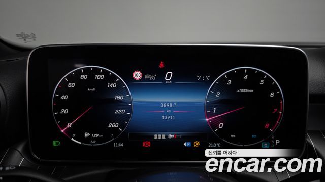 Mercedes-Benz C-Class 2024 — photo 11