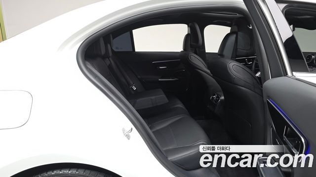 Mercedes-Benz C-Class 2024 — photo 17