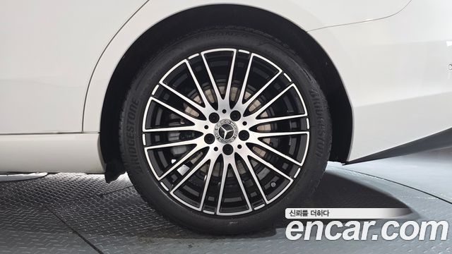 Mercedes-Benz C-Class 2024 — photo 7