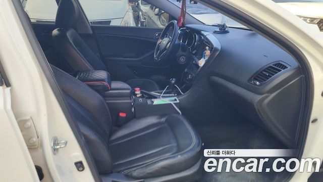 Kia K5 2011 — photo 9