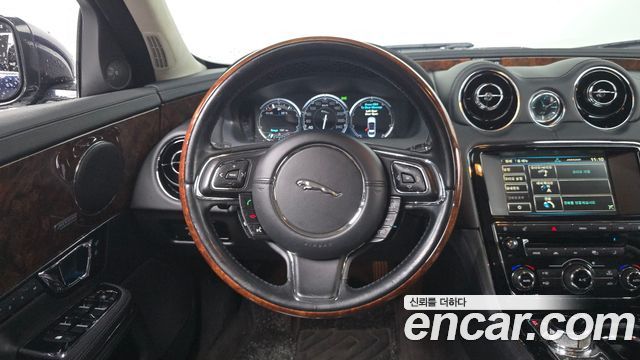 Jaguar XJ 2014 — photo 19