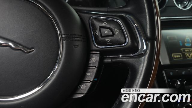 Jaguar XJ 2014 — photo 32