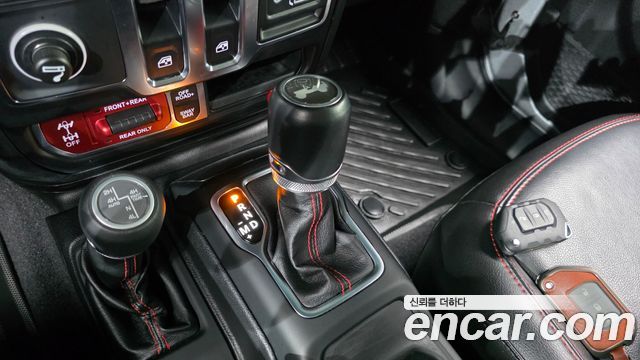 Jeep Wrangler 2021 — photo 12