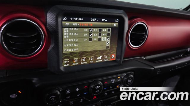 Jeep Wrangler 2021 — photo 22