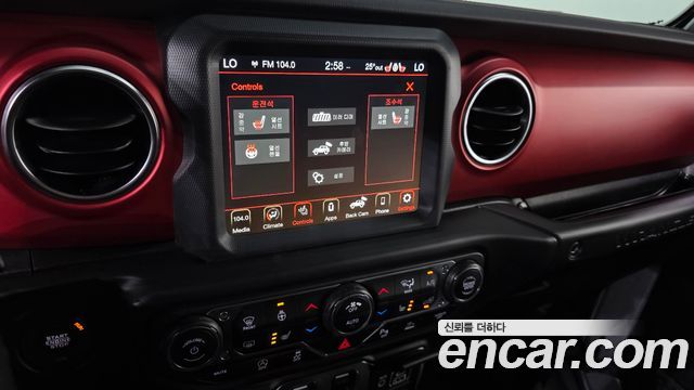 Jeep Wrangler 2021 — photo 23