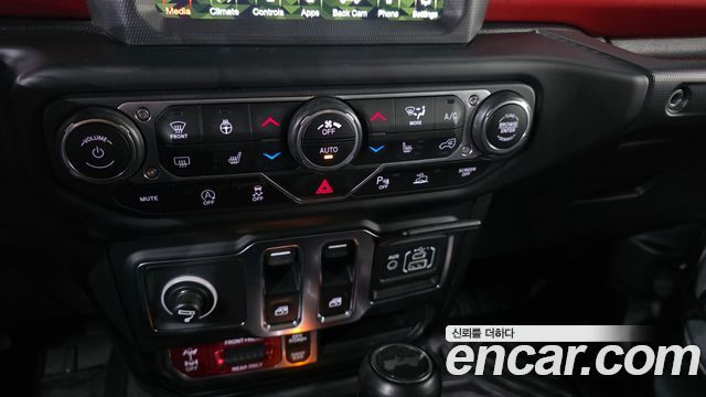 Jeep Wrangler 2021 — photo 24