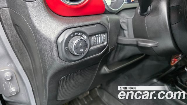 Jeep Wrangler 2021 — photo 26