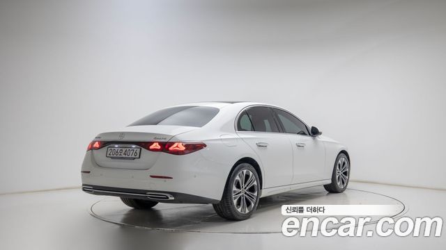 Mercedes-Benz E-Class 2025 — photo 2