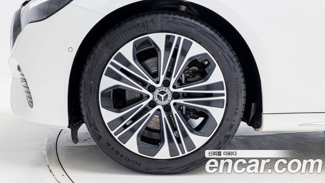 Mercedes-Benz E-Class 2025 — photo 5