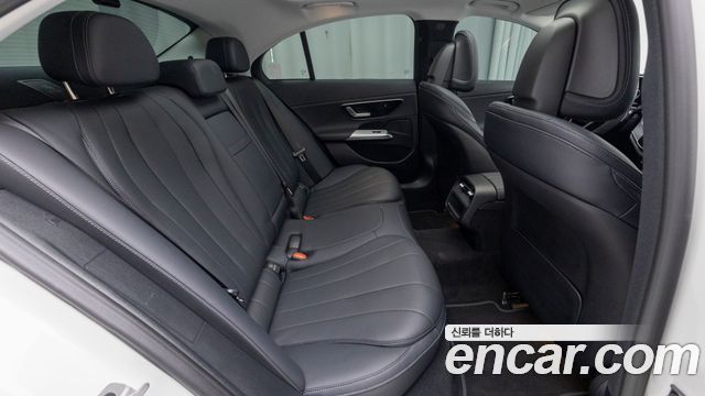 Mercedes-Benz E-Class 2025 — photo 10