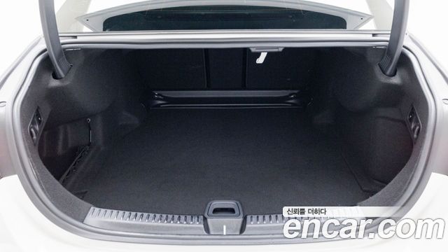 Mercedes-Benz E-Class 2025 — photo 11