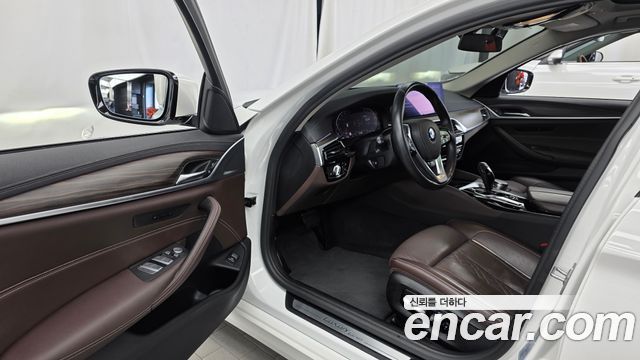 BMW 5-Series 2021 — photo 10
