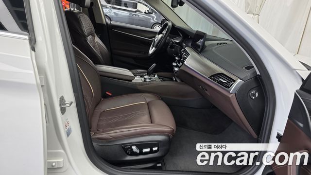 BMW 5-Series 2021 — photo 11