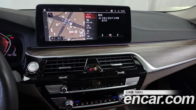 BMW 5-Series 2021 — photo 14