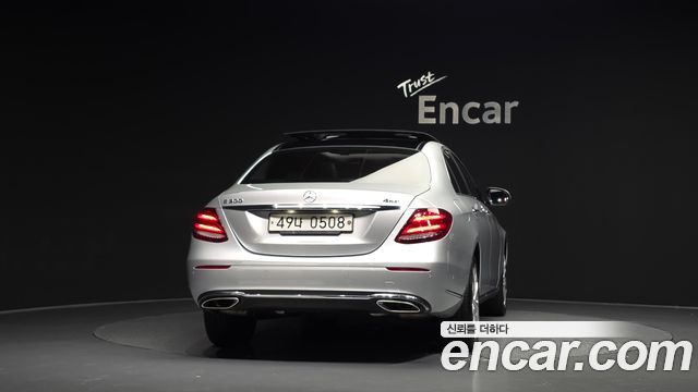 Mercedes-Benz E-Class 2017 — photo 4