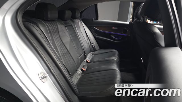 Mercedes-Benz E-Class 2017 — photo 18