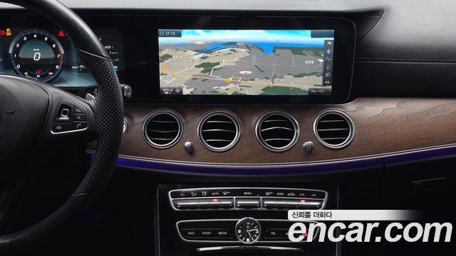 Mercedes-Benz E-Class 2017 — photo 20