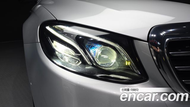 Mercedes-Benz E-Class 2017 — photo 8