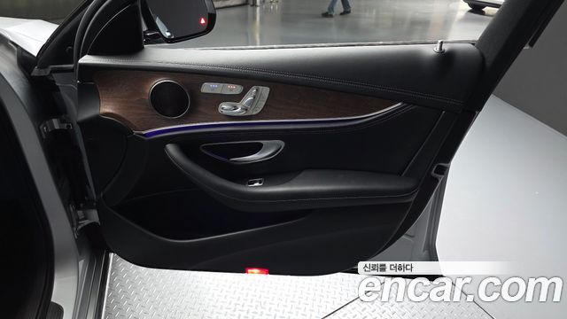 Mercedes-Benz E-Class 2017 — photo 14