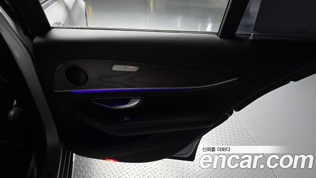 Mercedes-Benz E-Class 2017 — photo 15
