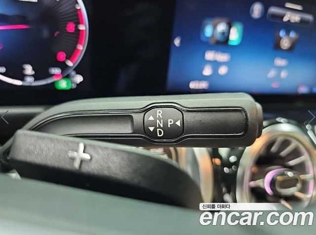 Mercedes-Benz GLB-Class 2024 — photo 8