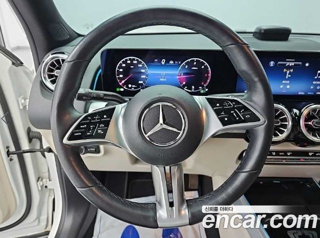 Mercedes-Benz GLB-Class 2024 — photo 9