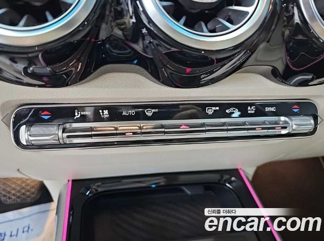 Mercedes-Benz GLB-Class 2024 — photo 10
