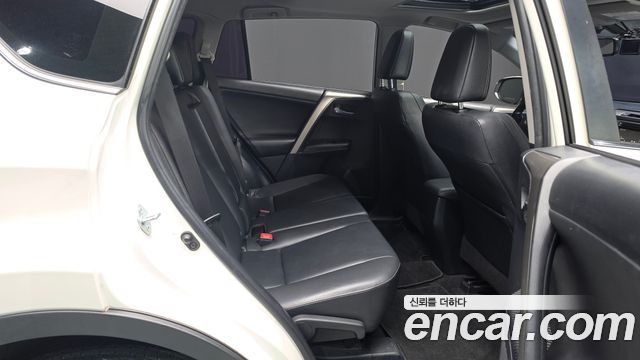 Toyota RAV4 2015 — photo 17