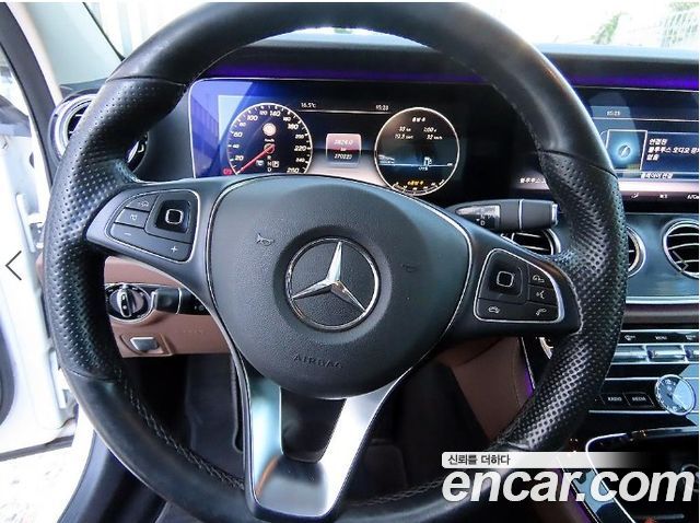 Mercedes-Benz E-Class 2017 — photo 8