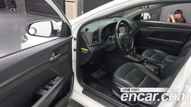 Hyundai AVANTE 2017 — photo 10